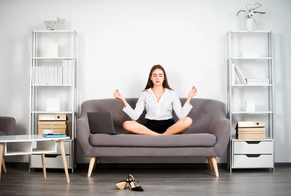 Joven Mujer Negocios Meditación Secretaria Haciendo Ejercicio Yoga Sofá Lugar —  Fotos de Stock