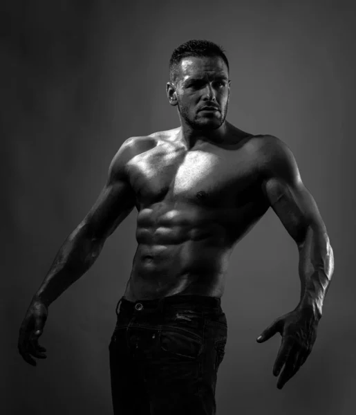 筋肉質の身体と裸の胴を持つセクシーな男 青いネオンライト — ストック写真