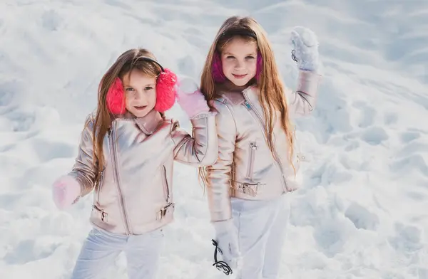 Дети Зимнем Парке Играют Снежки Милые Сёстры Играют Снегу Зимняя — стоковое фото