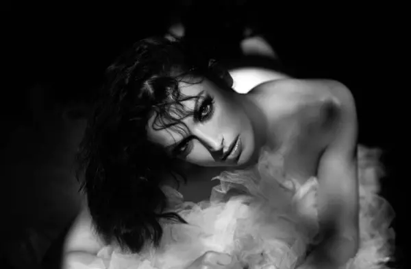 Mujer Sombra Modelo Femenino Con Sombras Cara Que Luce Seductora —  Fotos de Stock
