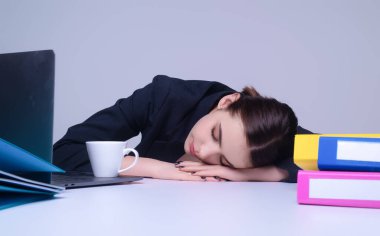 Yorgun ofis işi. Ofiste uyuyan sekreter. Ofiste uyuyan çok çalışan bir iş kadını. Genç bir kadın işyerinde uyuyor. Masada uyuyan iş kadını. Uyuyan çalışan