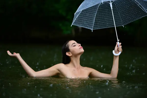 Frau Mit Regenschirm Seewasser Sommerregen Regenwetter Regengüsse Gehen Weg Regen — Stockfoto