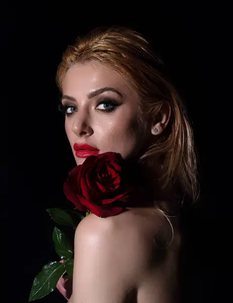 Vacker Kvinna Med Röda Läppar Och Mode Makeup Med Rosor — Stockfoto