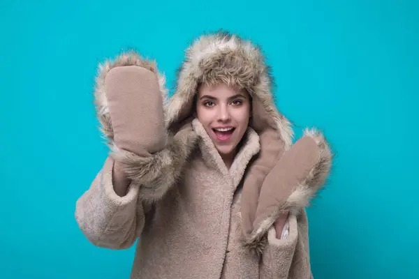 Забавная Возбужденная Женщина Зимней Теплой Шляпе Зимних Перчатках Веселая Девушка — стоковое фото