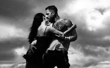 Seksi bir çift. Tutkulu seksi anlar. Birbirine aşık romantik bir çift. Bir erkek şefkatli bir tutkuyla kadını öpüyor ve kucaklıyor. Latin ve İspanyol çift