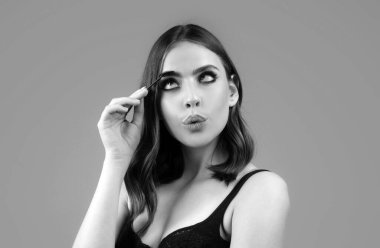 Kaş makyajı. Alnında kalem olan kaş şekillendiren güzellik mankeni. Kaşlarını şekillendiren güzel, komik bir kadın. İzole edilmiş kadın portresi