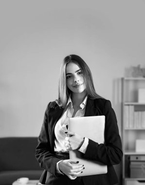 Ofiste çalışan iş kadını girişimci portresi, iş yerinde çalışan profesyonel bir çalışan. Genç güzel sekreter kız.