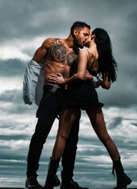 Gömleksiz, kaslı bir adam ve seksi bir kadın. Aşık seksi bir çift. İspanyol erkeğine ve seksi kadın aşıklarına duyulan erotik aşk. Kucaklaşan ateşli genç çift. İnsanları sevmek
