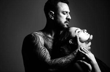 Aşık seksi bir çift. Şehvetli aşıklar soyunur. Kız arkadaş ve erkek arkadaş şehvetli kucaklaşmalar. Romantik bir kadın ve çıplak seksi bir adam. Güzel çift.