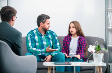 Baba ve kızı olan psikolog, psikoterapist baba ve çocuğun akıl sağlığı, psikolojik ebeveynler sorunu. Ebeveynlik çatışmaları, çocuk krizleri