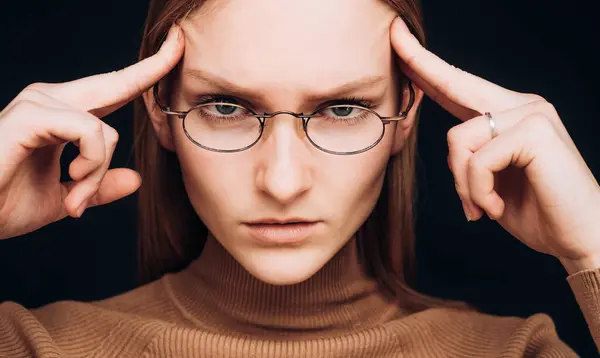 考え過ぎだ 女のブレインストーミング メガネのスマートガール ビジネス思考分析 — ストック写真