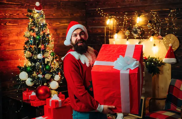 Liefergeschenke Geschenkemotionen Hipster Mit Rotem Weihnachtsmann Hut Und Geschenk Weihnachtsmann — Stockfoto
