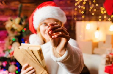 Metin işaretçisi. Uzay kopyalayın. Şehvetli kız Noel için. Noel ve yeni yıl kavramı. Şehvetli genç kız. Noel Baba kılığında bir kadın. Yeni yıl kutlama lüks kız