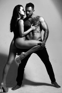 Şehvetli çift kucaklaşması. Romantik çiftler aşklarını hissederler. Seni seviyorum. Aşık çift. Romantik öpüşme ve aşk. Baskın erkek şehvetli kadına sarılıyor. Tutku ve şehvet.