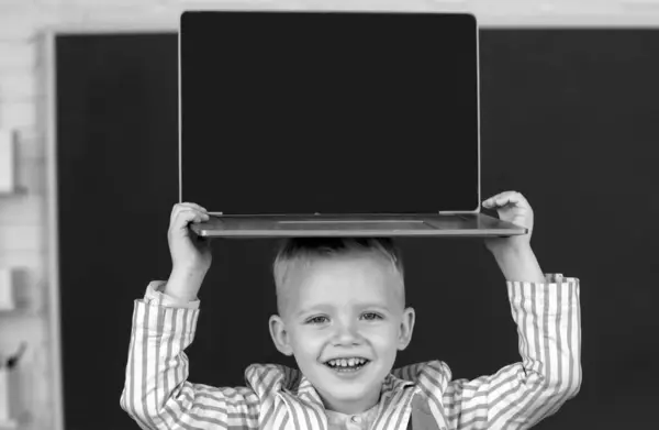 Ritratto Ravvicinato Bambino Che Tiene Computer Portatile Sulla Testa Aggeggi — Foto Stock