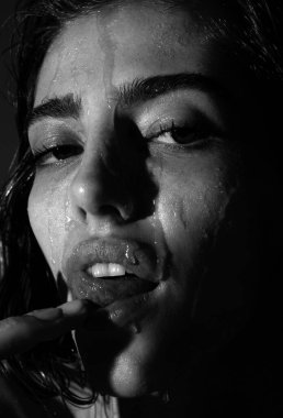 Yüzüne bal maskesi takmış seksi bir kız. Yüzünde bal olan güzel bir kadın. Sağlıklı, mükemmel cilt. Bal tedavisi