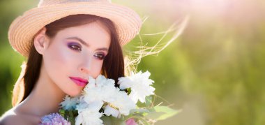 Doğal güzellik suratı. Çiçek açan ağaçtaki güzel bahar kadını. Bahar çiçeklerindeki güzel bir kadının portresi. Güzel kadın yüzü. Başlık web sitesi tasarımı için pankart, kopyalama alanı