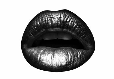 Yaratıcı sanat eseri metalik ruju olan altın dudaklar. Seksi kızın dudaklarında altın boya. Şehvetli kadın ağzı, izole bir arka plan.