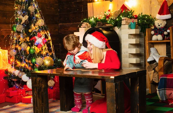 阁楼风格照亮了圣诞别墅 小孩和姐姐给圣诞老人写圣诞信 兄妹庆祝圣诞节或新年 — 图库照片