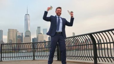 Para İşletme New York. İş adamı New York 'ta dolarları elinde tutar. Manhattan 'ın finans bölgesine yakın bir yerde parası olan bir iş adamı. Takım elbiseli adam para tutuyor. Kazanan, Başarı, Finans ve Bankacılık