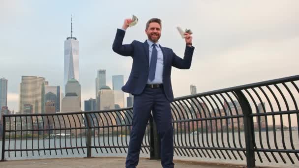 Χρηματιστηριακή Νέα Υόρκη Επιχειρηματίας Κατέχει Χρήματα Δολάρια Στη Νέα Υόρκη — Αρχείο Βίντεο