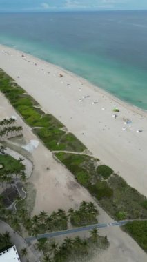 Miami Plajı, binaların ve okyanusun havadan görünüşü. Miami South Beach 'in hava manzarası. Florida 'da lüks daireleri ve su yolu olan Miami Plajı.