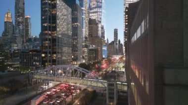 Manhattan 'ın gece ışıkları. Manhattan 'da bir gece, New York hava manzaralı. New York Şehri, insansız hava aracından aydınlatılmış Manhattan manzarası. New York, Manhattan silueti. Gece şehri sahnesi New York, ABD. Kentsel Amerikan Büyük Şehri