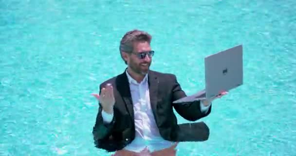 Affärsman Kostym Med Laptop Poolen Galen Affärsman Sommarsemester Spännande Affärsman — Stockvideo