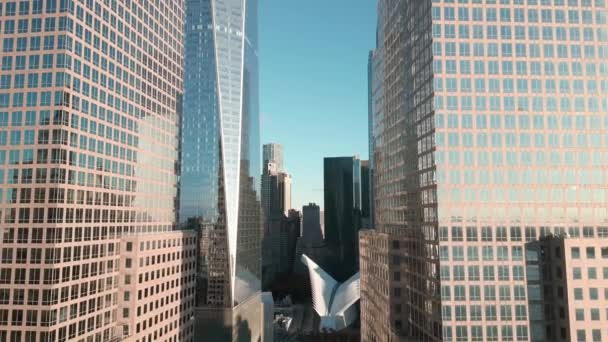 曼哈顿的视野从上方 在现代建筑之间的街道上 曼哈顿的一天 纽约航景 曼哈顿从无人驾驶飞机上看到的 纽约曼哈顿天际线城市场景美国纽约州 — 图库视频影像