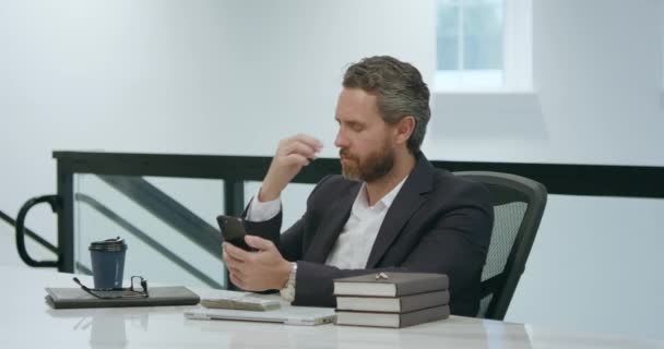 사무실에서 피곤한 사업가 지나치게 피곤한 사업가 사무실에서 두통이 피곤한 스트레스받은 — 비디오