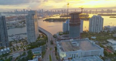Miami 'deki Ocean Drive' ın havadan görüntüsü. Miami hava manzaralı. Art deco bölgesi, South Beach, Miami Florida. Ünlü cadde. Drone manzarası, günbatımı gökyüzü, kumsal. Miami 'de Okyanus Yolu, gün batımı, gün doğumu
