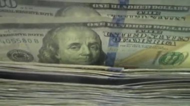 Finans ve nakit para kavramı. Elektronik para sayma makinesiyle dolar saymak. 100 dolarlık banknotlar para sayma makinesinde sayıldı. Banknotlar için nakit para.