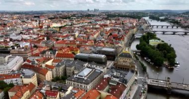 Prag Kalesi 'nin panoramik hava manzarası, hava şehri. Prag 'ın şehir manzarası, şehrin üst manzarası üzerinde uçuş. Vltava Nehri. Prag 'ın Prag Cumhuriyeti' ndeki mimari ve köprü manzarası