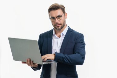 Stüdyoda dizüstü bilgisayarda çalışan serbest çalışan bir adam. Serbest çalışan bir adam dizüstü bilgisayarı kontrol ediyor. Dizüstü bilgisayara mesaj yazan ciddi bir serbest yazar. Erkek serbest çalışan dizüstü bilgisayar kullanıyor. Bağımsızlık ve iş