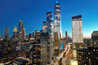 New York 'un ünlü manzarası. Gece New York şehri yukarıdan. Gece New York Panorama, New York alacakaranlıkta gökyüzü. Manhattan binaları gökdeleni. New York gökdelenleri gökdelenleri inşa ediyor