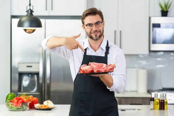 Millennial Hispanische Mann Koch Uniform Halten Fleisch Rindfleisch Der Küche — Stockfoto