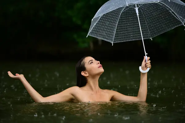 Sexy Nackte Frau Mit Regenschirm Wasser Sommerregen Regenwetter Regengüsse Gehen — Stockfoto