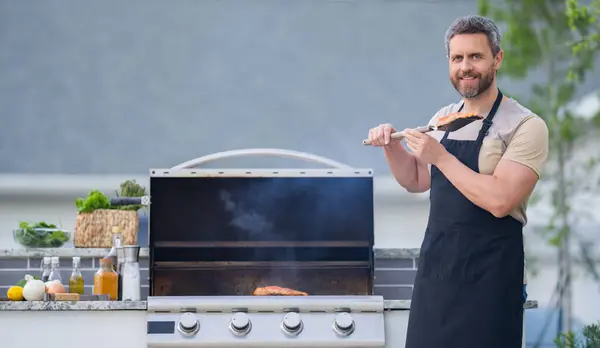 Adam Dışarıda Izgarada Lezzetli Yemekler Pişiriyor Adam Arka Bahçede Izgara — Stok fotoğraf