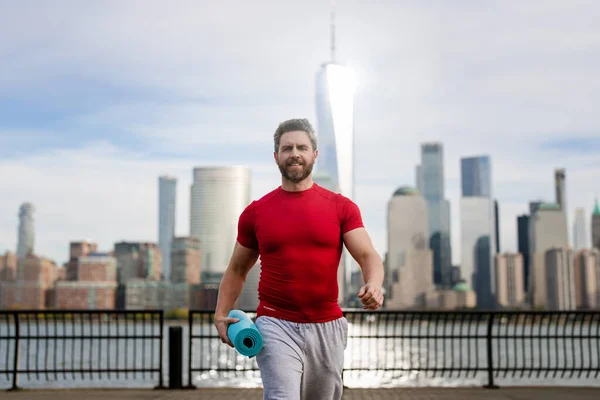Athletischer Reifer Muskulöser Mann Mit Yogamatte New York City Athletisches — Stockfoto