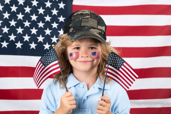 Kind Mit Amerikanischer Flagge Unabhängigkeitstag Juli Konzept Der Vereinigten Staaten — Stockfoto