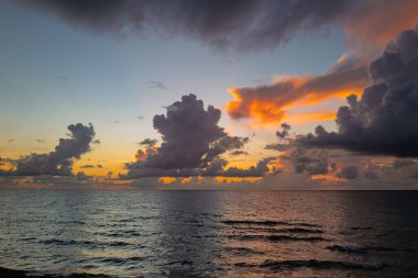 Gün batımlı ya da gün doğumlu deniz sahili. Gün batımı denizi üzerinde bulutlu bir manzara. Dramatik kaşarlar. Tropik plajda gün batımı. Huzurlu sakin denizin doğa gün batımı manzarası