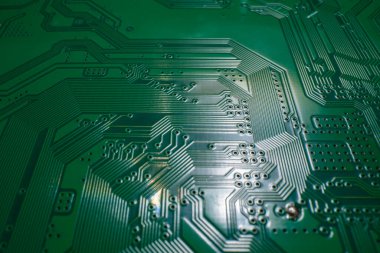 Devre kartı. Yolları ve diğer bileşenleri olan devre teknolojili elektronik plaka, seçici odaklanma. Teknoloji geçmişi, elektronik devre dokusu. Devre arkaplanı