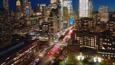 Gündoğumunda New York City Manhattan 'da. Gece vakti New York. New York 'un NYC Gecesi hava görüntüsü. New York 'ta WTC ile gökyüzü. New York 'un ünlü simgeleri. Gökdelenler, New York gökdelenleri. Büyük şehirde gece trafiği