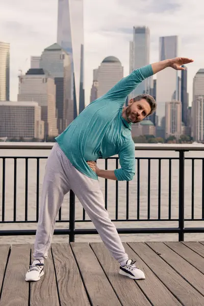ニューヨークで運動する男 アスレチック成熟したフィットマンは 屋外で演習を行います ニューヨーク市でのハッピーマンワークアウト フィットネスシニア エネルギー 健康的な運動トレーニング スポーツ フィットネス — ストック写真