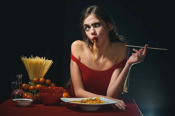 Sexig Kvinna Biter Sensuellt Tillagad Spaghetti Vanligtvis Snurrar Nudlarna Sensuell — Stockfoto