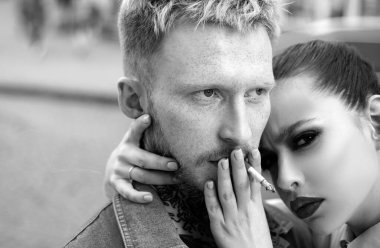 Aşk, romantizm ve insanların konsepti. Moda çifti portresi