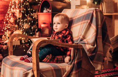 İlk Noel sihrim. Mutlu noeller ve mutlu yıllar. Mutlu çocukluk. Çocuk bebek noel arifesinde evde dinlenmek. Noel mucizesi inan. Kış tatilleri. Noel Baba ile tanışmak dileğiyle.