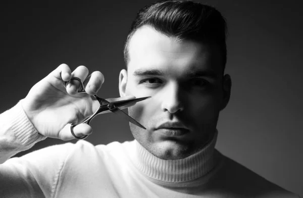 Erstellen Sie Ihren Stil Macho Selbstbewusster Friseur Mit Geschnittenen Haaren — Stockfoto