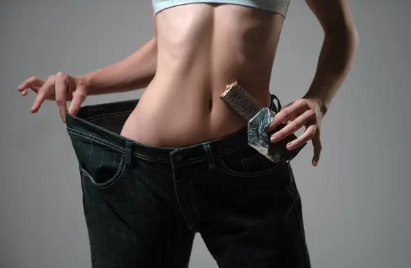 Cintura Delgada Comida Dietética Dieta Chocolate Mujer Mostrando Peso Perdido — Foto de Stock