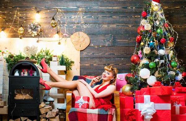Retro Vrouw Met Champagne Kerstboom Achtergrond Kerstfeest Drankjes Feestdagen Mensen — Stockfoto